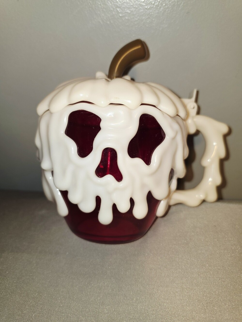 DISNEY HALLOWEEN glow in dark POISON APPLE STEIN mug cup SNOW WHITE Disney World